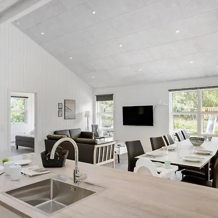 4 Bedroom Lovely In Dom wakacyjny Hals