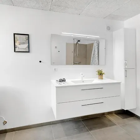 Dom wakacyjny 4 Bedroom Lovely In