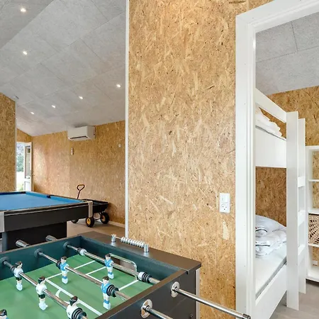 Dom wakacyjny 4 Bedroom Lovely In *